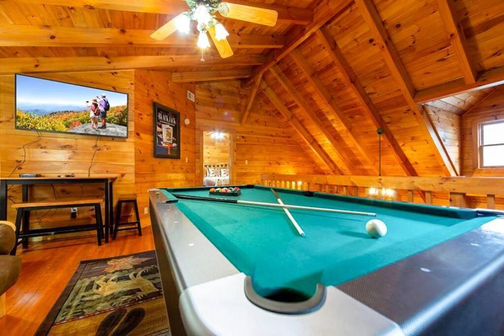 Pigeonforge Game Roomdog Friendlyhot Tub *